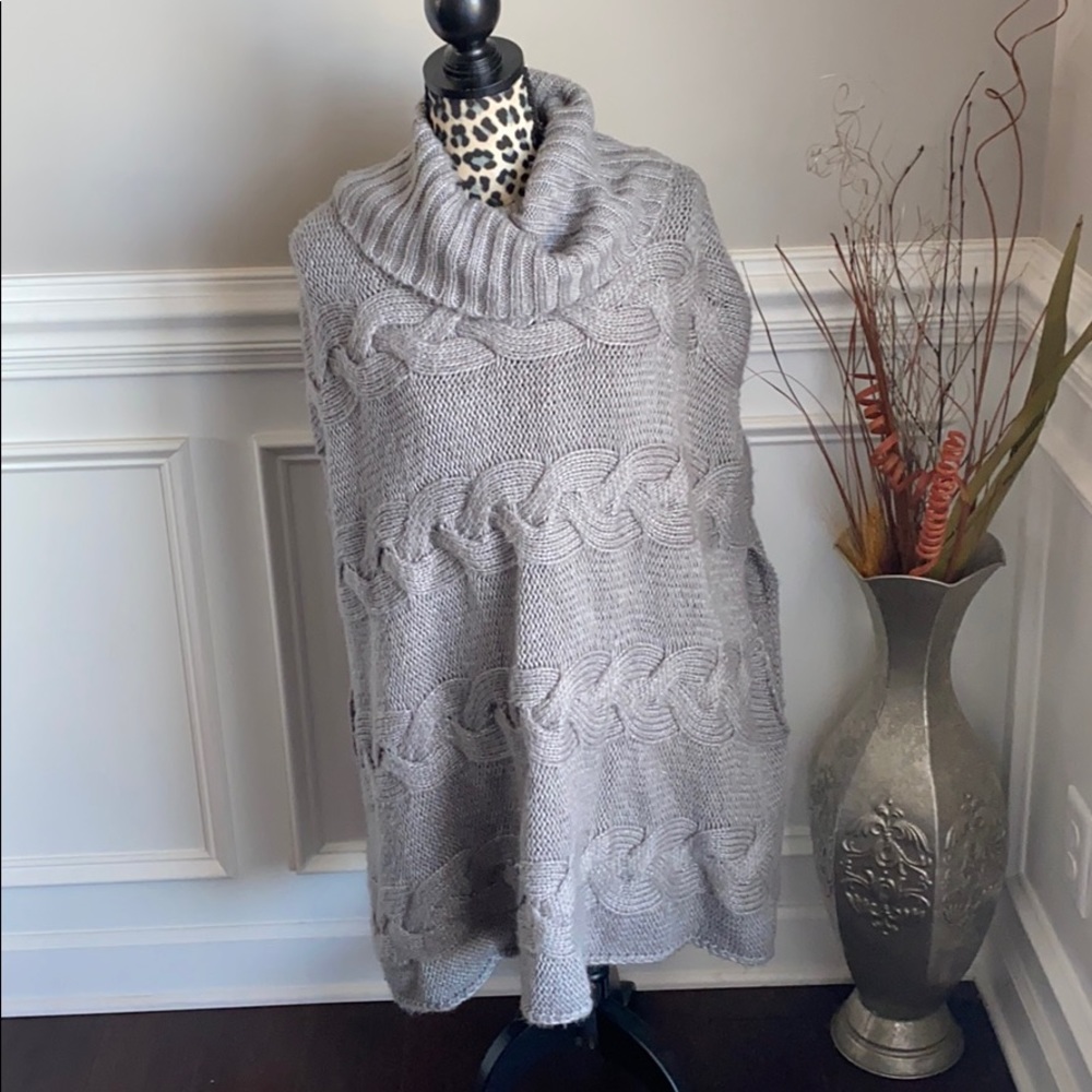 Poncho - Picture 2 of 4
